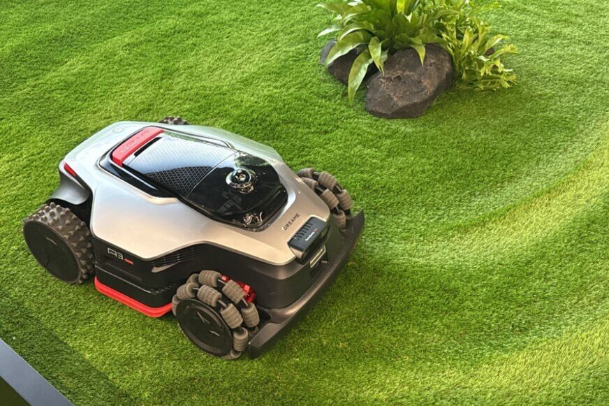 Dreame A4 AWD Pro seitliche ToF und Infrarotsensoren am Mähroboter Gehäuse
